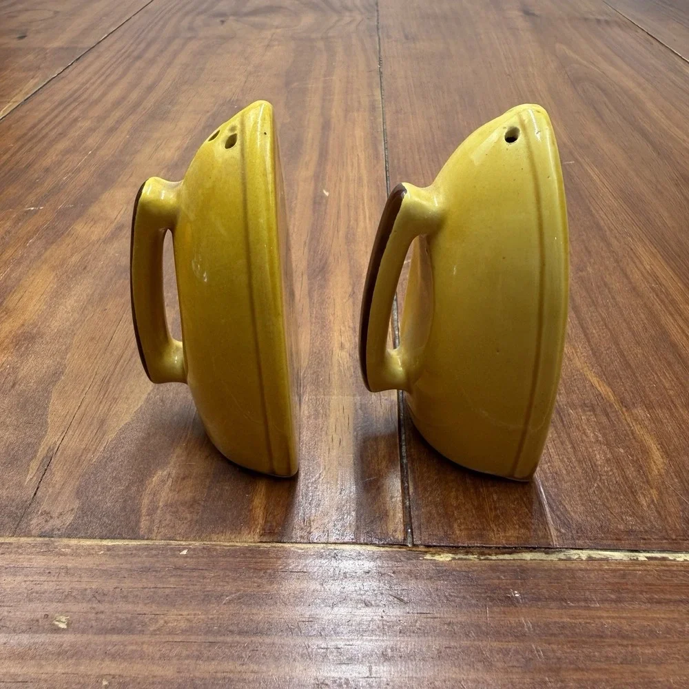 Vintage Kentucky Souvenir Salt and Pepper Shakers Ceramic Flatiron Sad Iron Set
